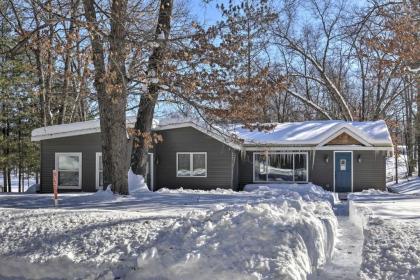 Holcombe Lakefront Cottage - Fishing and Dock! - image 3