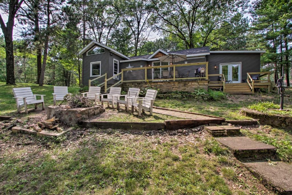 Holcombe Lakefront Cottage - Fishing and Dock! - image 5