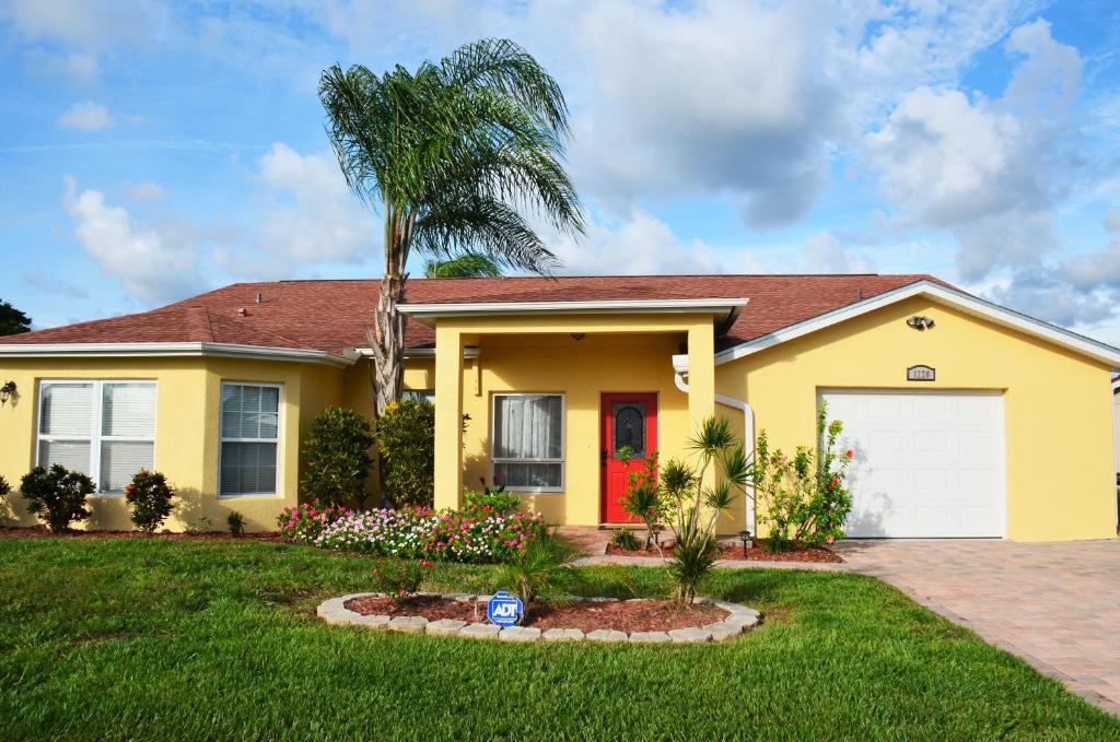 Waterfront Florida Home with Boat Lift and Kayaks! - main image