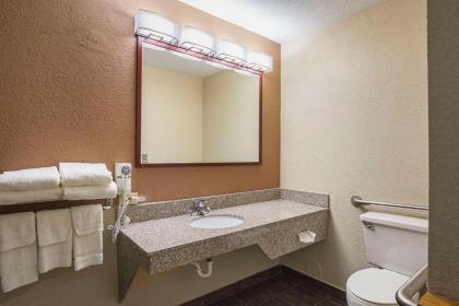 Quality Inn & Suites Holland - image 10