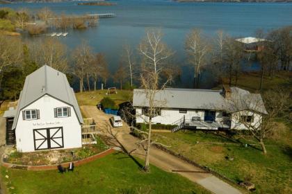 Retreat to the Dockside Suite! Steps to the lake! - image 2