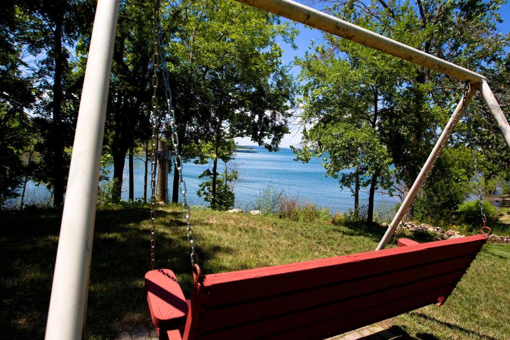 2 bdr Suite Right on Lake Tablerock Near Big Cedar Lodge Red Bud Cove - image 6