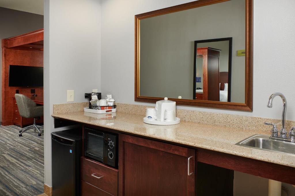 Hampton Inn & Suites Holly Springs - image 3