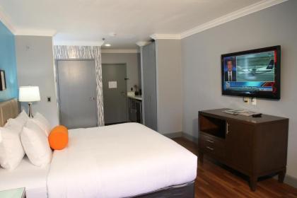 BLVD Hotel & Suites - Walking Distance to Hollywood Walk of Fame - image 10