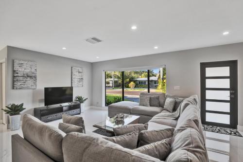 Renovated 5½ Bedroom Home/Heated Pool - image 3