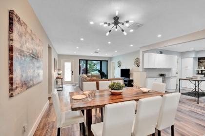 Trendy Renovated 4 BR Home w/ Heated Pool - image 7