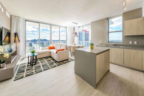 New2019 SW CornerSuite with WaterViews 9th Floor - image 2