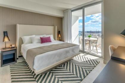 New2019 SW CornerSuite with WaterViews 9th Floor - image 4