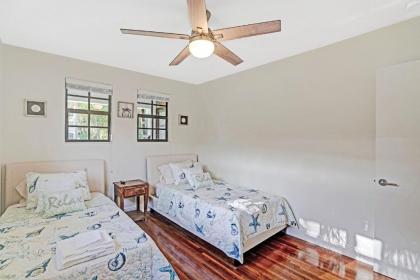 Gorgeous 3 Bedroom Beach Home & Heated Pool - image 14