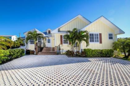 4 bed 3 bath Heated pool & spa SONOS Sound System Close to beach shops and restaurants