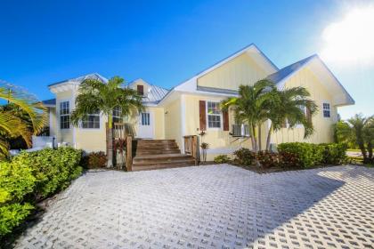 4 bed 3 bath Heated pool & spa SONOS Sound System Close to beach shops and restaurants - image 3