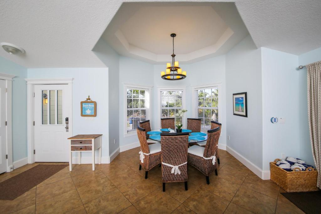 4 bed 3 bath Heated pool & spa SONOS Sound System Close to beach shops and restaurants - image 5