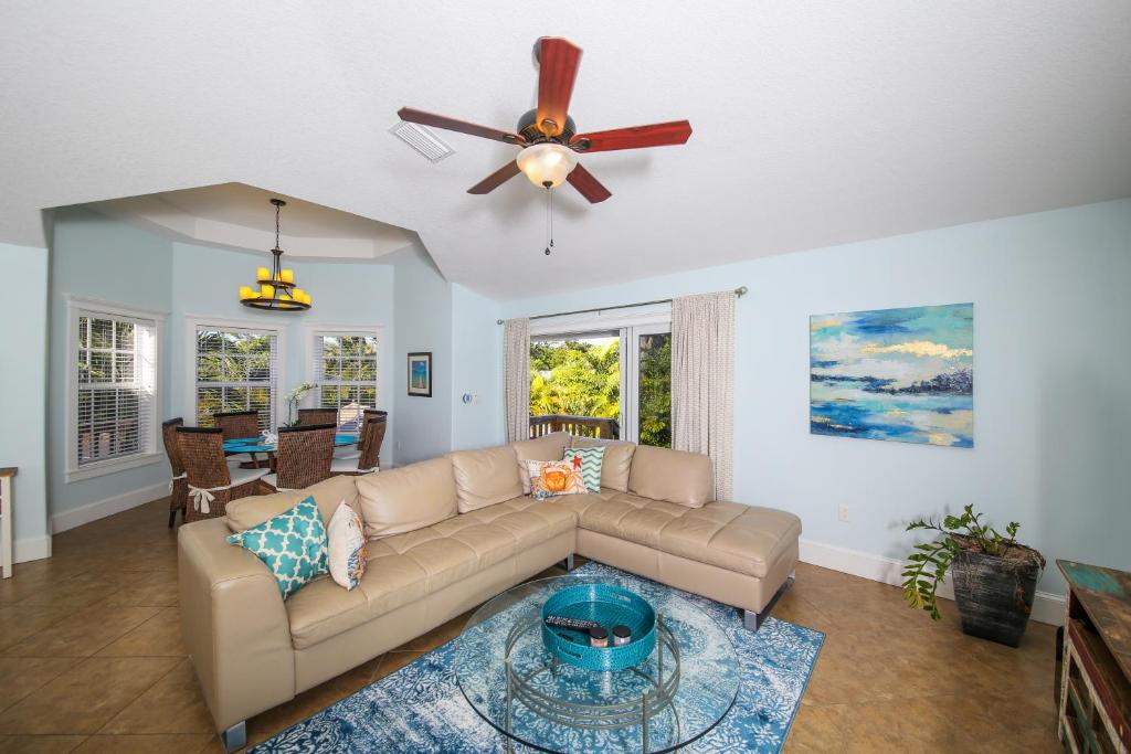 4 bed 3 bath Heated pool & spa SONOS Sound System Close to beach shops and restaurants - image 7