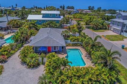 2 bed 2 bath heated pool Sleeps 6! Sunny yard close to beach bikes beach gear free Wi-Fi