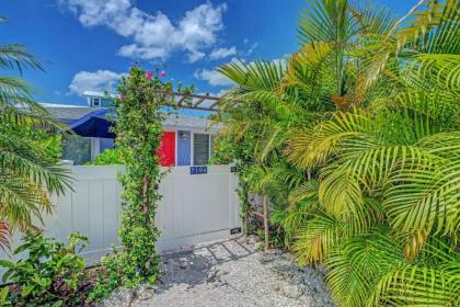 2 bed 2 bath heated pool Sleeps 6! Sunny yard close to beach bikes beach gear free Wi-Fi - image 10