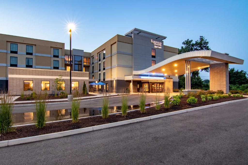 Fairfield Inn & Suites by Marriott Springfield Holyoke - main image