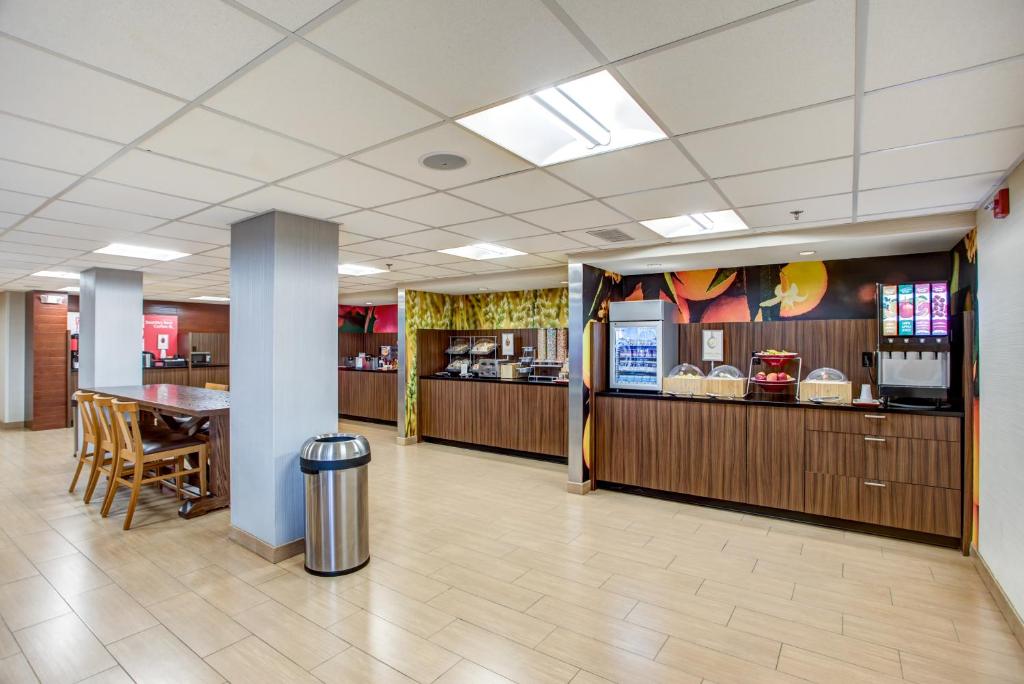 Fairfield Inn & Suites by Marriott Springfield Holyoke - image 5