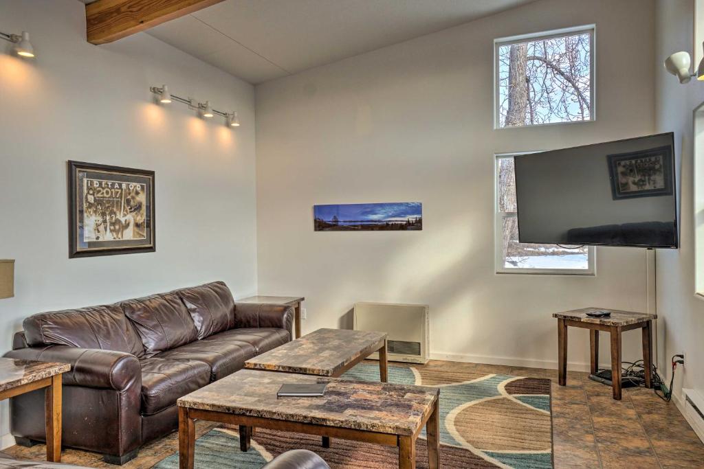 Pet-Friendly Duplex with Northern Lights Aurora View - image 7