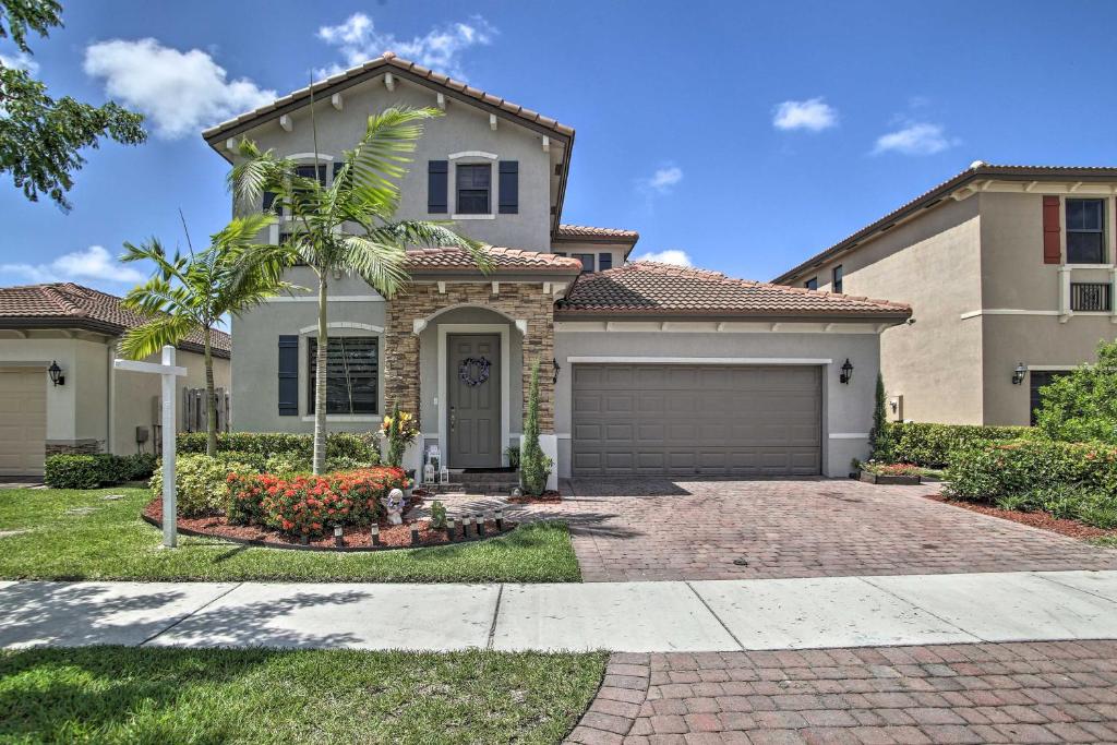 Bright South Florida Getaway Near Parks and Bay - image 2