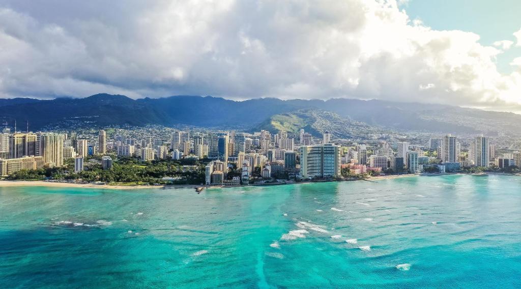 Embassy Suites by Hilton Waikiki Beach Walk - image 2