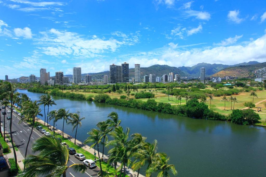 Waikiki Sand Villa Hotel - image 2