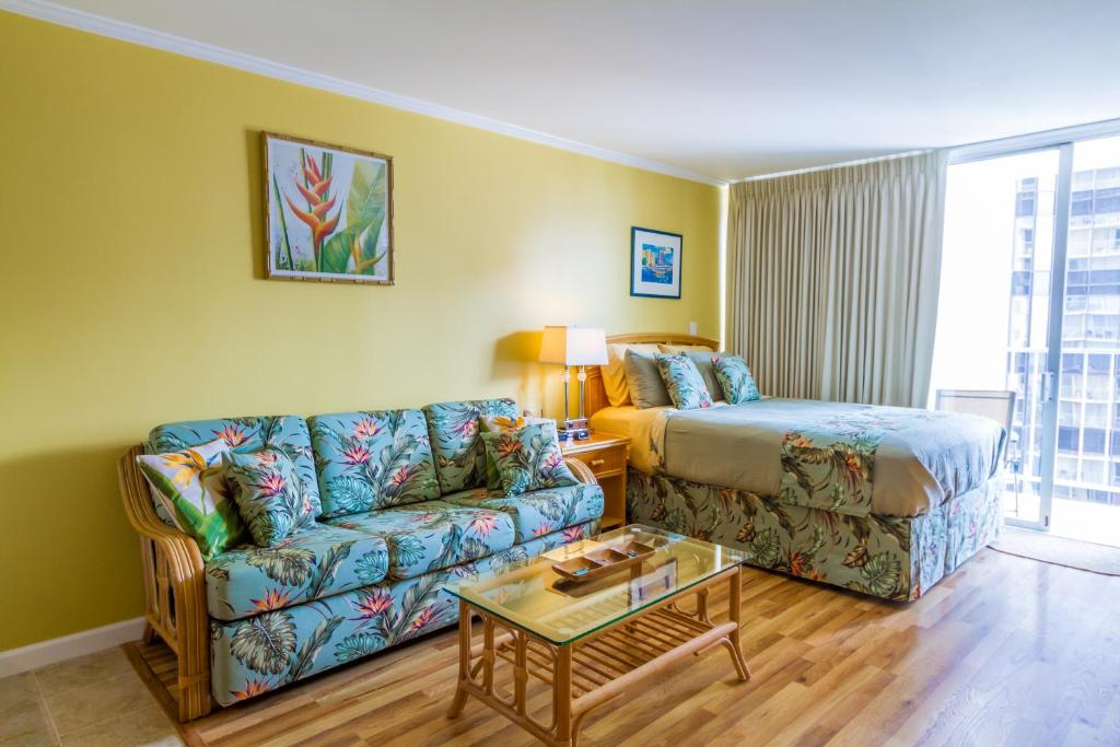 Tropical Studios at Marine Surf Waikiki - FREE PARKING - BEST LOCATION - FULL KITCHEN - SWIMMING POOL - main image