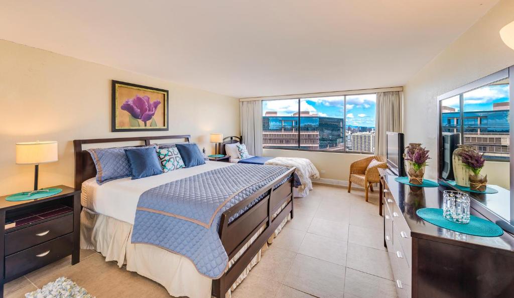 Hawaiian Monarch Penthouse 104 by Hawaii Ocean Club - image 2