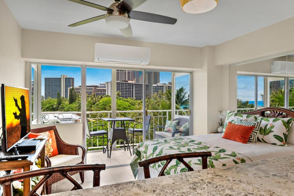 Waikiki Shore 515 Beachfront & Upgrade - main image