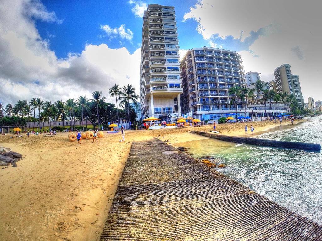 Waikiki Shore 515 Beachfront & Upgrade - image 4