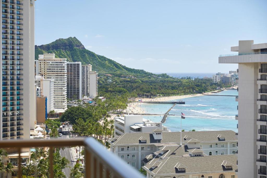 Waikiki Beachcomber by Outrigger - image 4