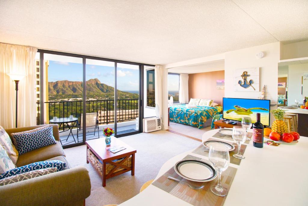 34 Floor with Panoramic Ocean and Diamond Head Views | 1 Block to Beach | Free Parking & WIFI - main image