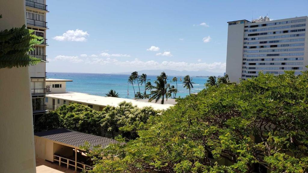 Diamond Head Beach - Queen Studio with Balcony / Ocean View - image 6