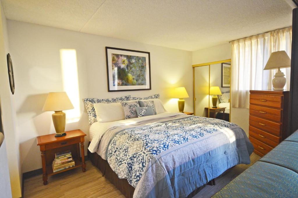 Royal Kuhio 1309 with King Bed FREE Parking/WiFi mins to BEACH! - main image