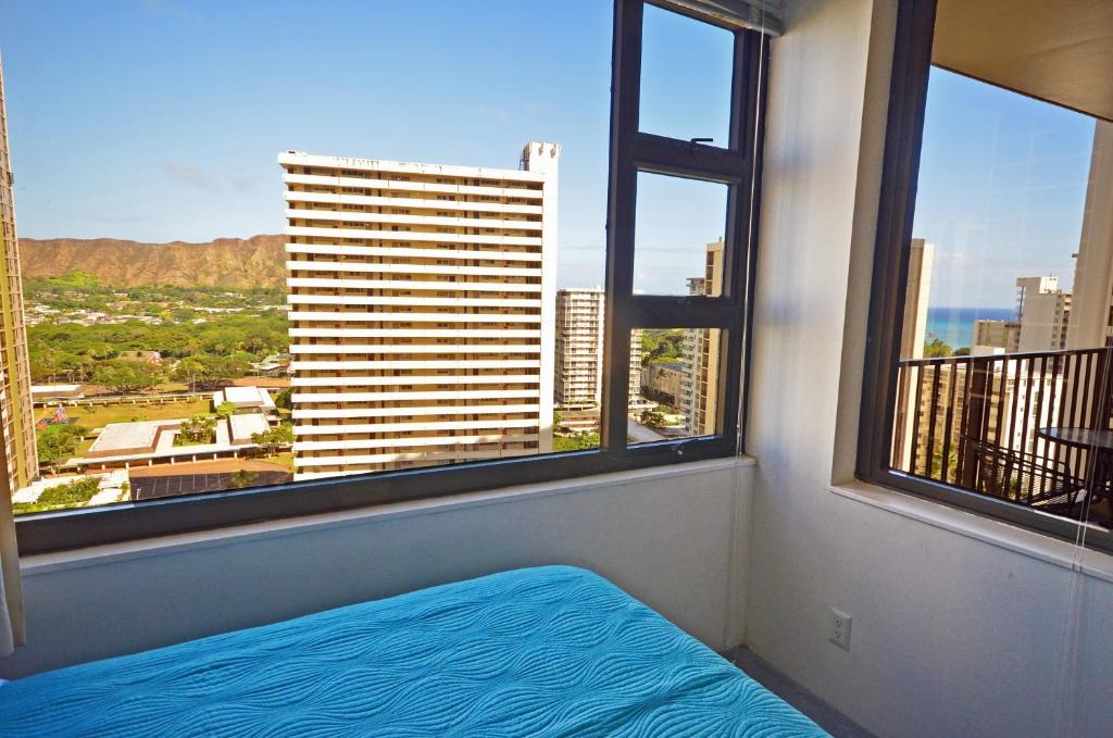 Waikiki Banyan 1909 Amazing Views and Just Steps to the Beach - image 4