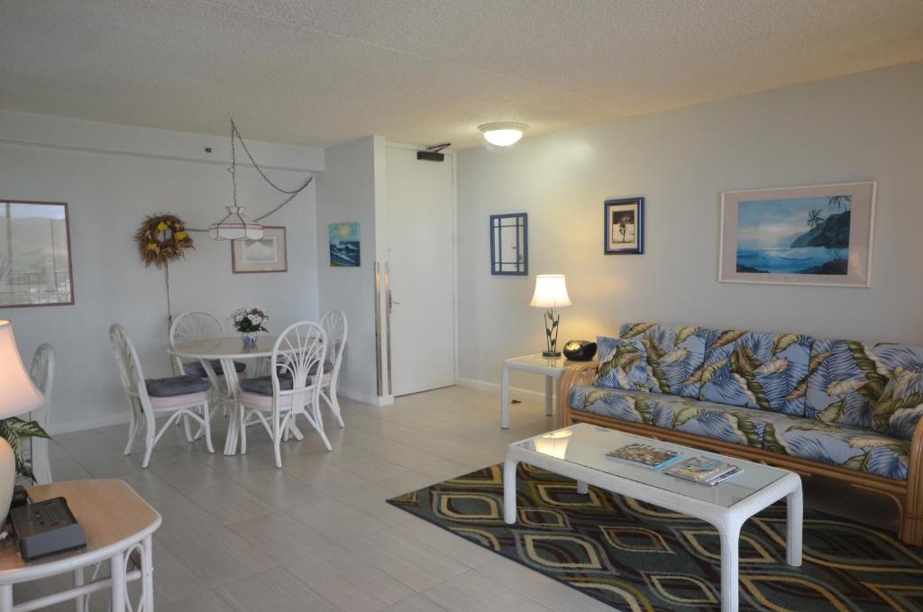 Romantic Waikiki Banyan 2513 with Ocean and Diamond Head Views and Free Parking! - main image