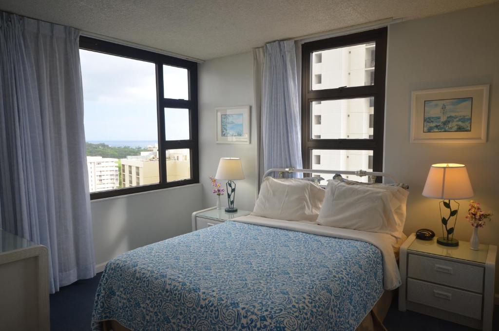 Romantic Waikiki Banyan 2513 with Ocean and Diamond Head Views and Free Parking! - image 2