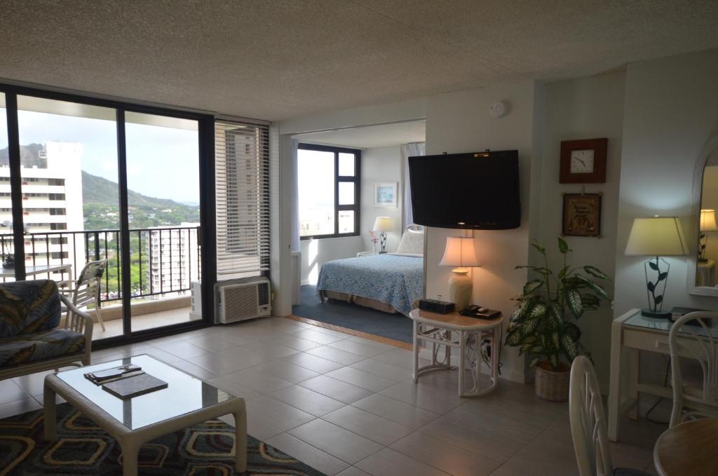 Romantic Waikiki Banyan 2513 with Ocean and Diamond Head Views and Free Parking! - image 3