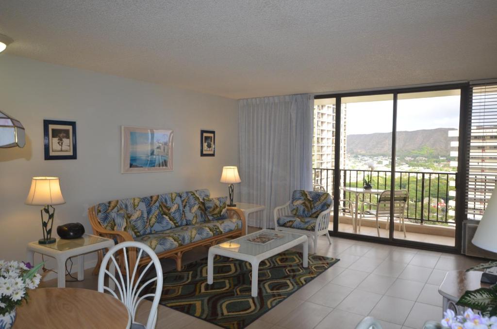 Romantic Waikiki Banyan 2513 with Ocean and Diamond Head Views and Free Parking! - image 6