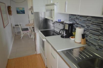 Romantic Waikiki Banyan 2513 with Ocean and Diamond Head Views and Free Parking! - image 7