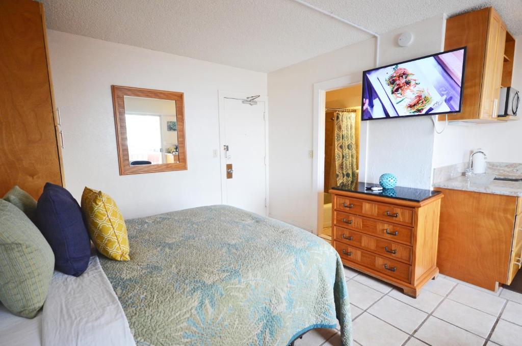 Sea Shore 75 Steps from Waikiki Beach and Sleeps 1 - 3! - image 3