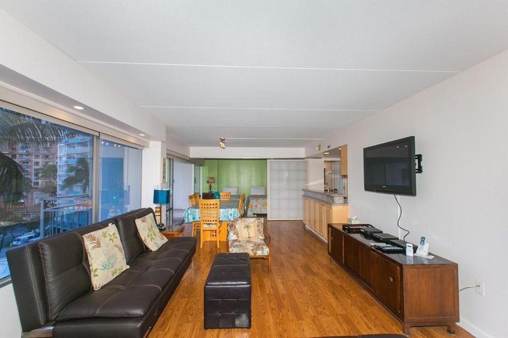 Ilikai Tower 409 Condo - Steps from Ala Moana Beach Park! - image 2