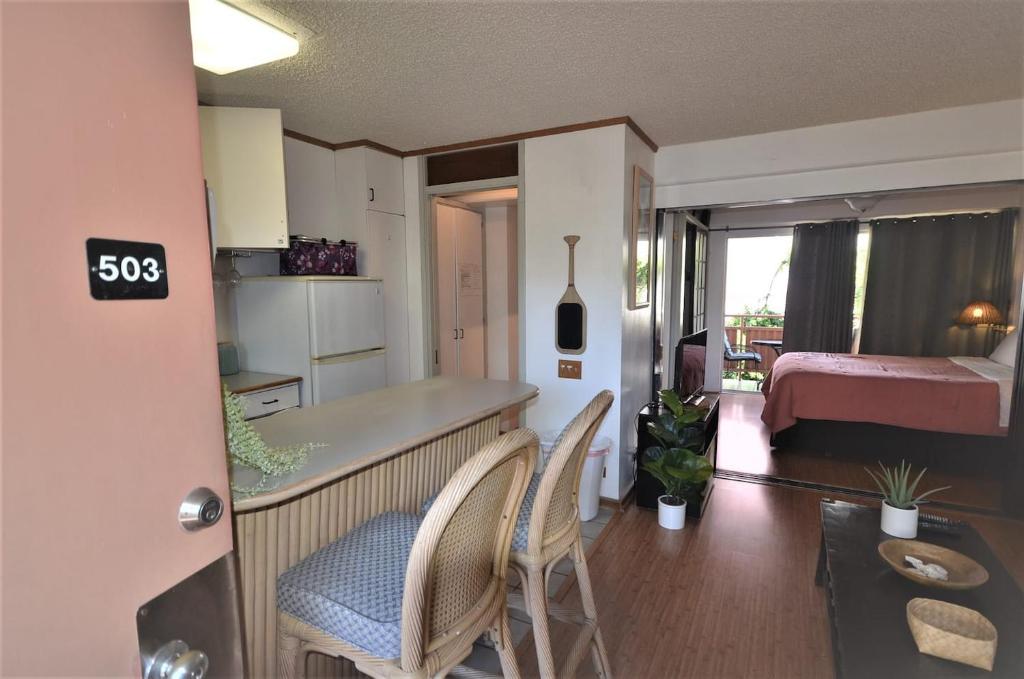 Hawaiian King 503 Waikiki 1-Bedroom Full Kitchen Pool Sleeps 4 - image 3