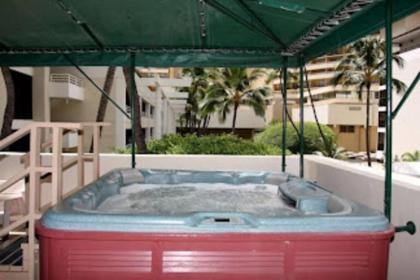 Waikiki Imperial Condo + Car Rental with Beach Gear Unlimited Miles - image 2