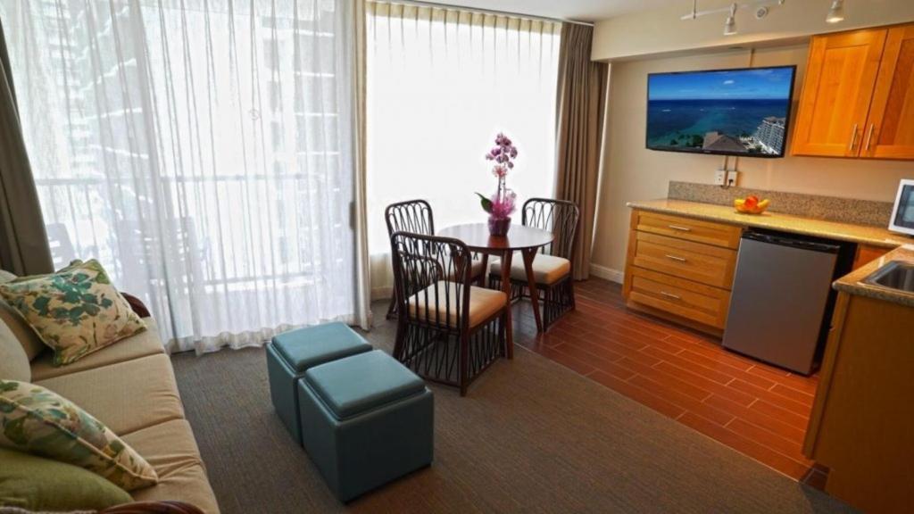 Waikiki Imperial Condo + Car Rental with Beach Gear Unlimited Miles - image 4