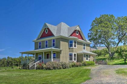 StoryBook Glade Historical Homestead with View