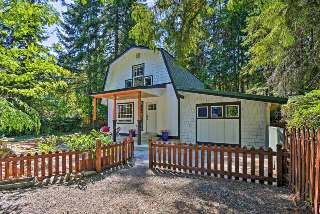 Quaint Lake Cushman Cottage with Private Access - main image