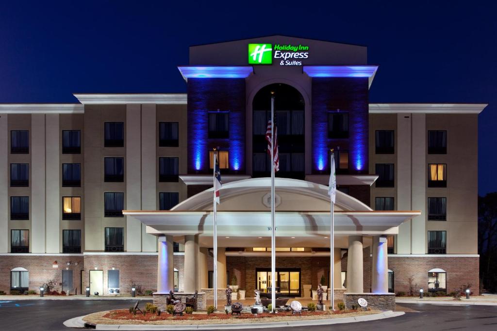 Holiday Inn Express Hotel & Suites Hope Mills-Fayetteville Airport an IHG Hotel - main image