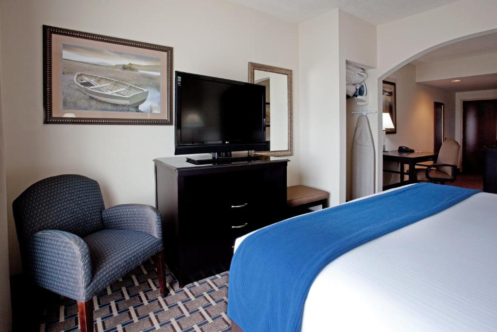 Holiday Inn Express Hotel & Suites Hope Mills-Fayetteville Airport an IHG Hotel - image 2