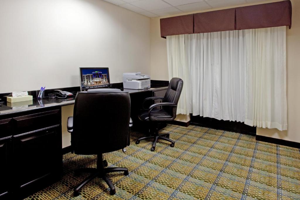 Holiday Inn Express Hotel & Suites Hope Mills-Fayetteville Airport an IHG Hotel - image 4