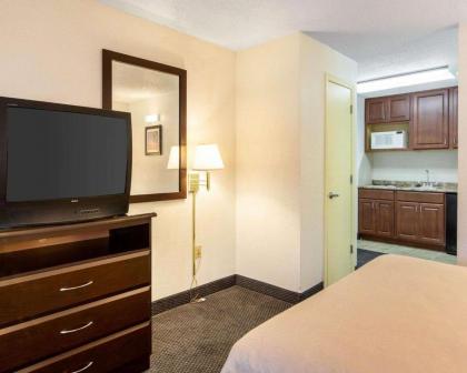 Rodeway Inn Fort Lee - image 10